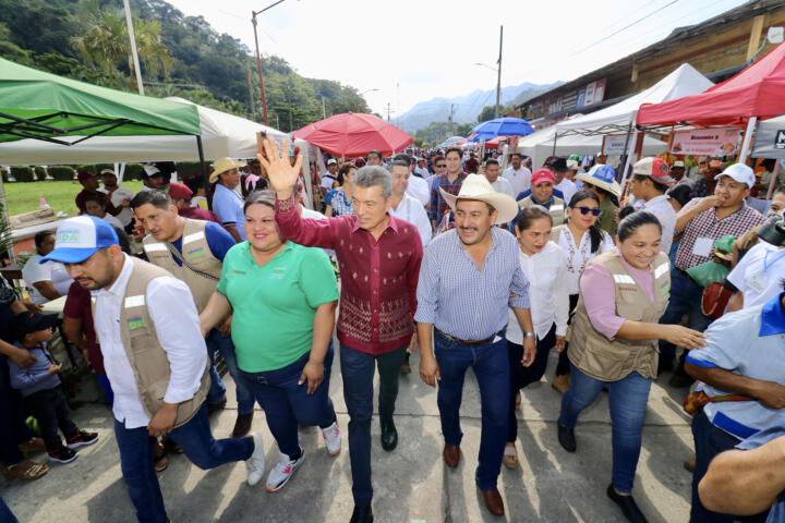 En Ostuacán, inaugura Rutilio Escandón pavimentación de calles y supervisa rehabilitación del templo San Juan Apóstol