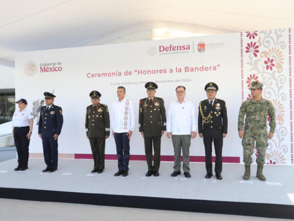 Rutilio Escandón asiste a Ceremonia de Honores a la Bandera en la Plaza Cívica Central de Tuxtla Gutiérrez