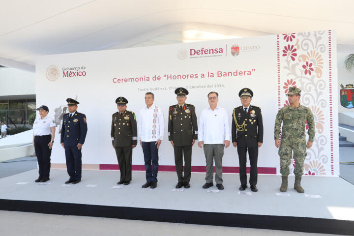 Rutilio Escandón asiste a Ceremonia de Honores a la Bandera en la Plaza Cívica Central de Tuxtla Gutiérrez