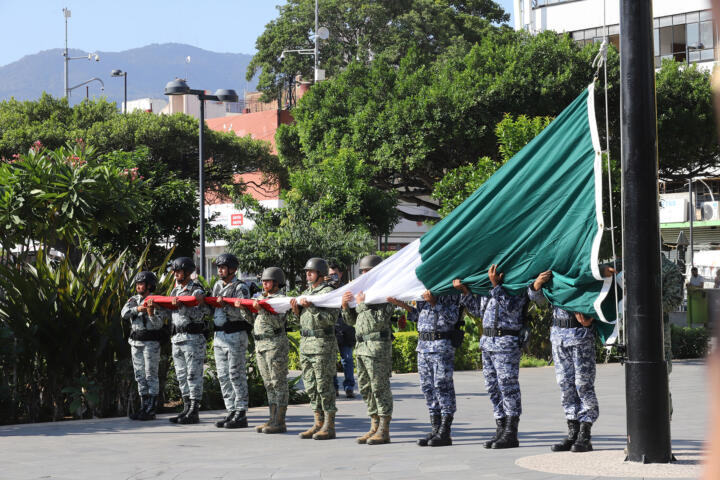 Rutilio Escandón asiste a Ceremonia de Honores a la Bandera en la Plaza Cívica Central de Tuxtla Gutiérrez