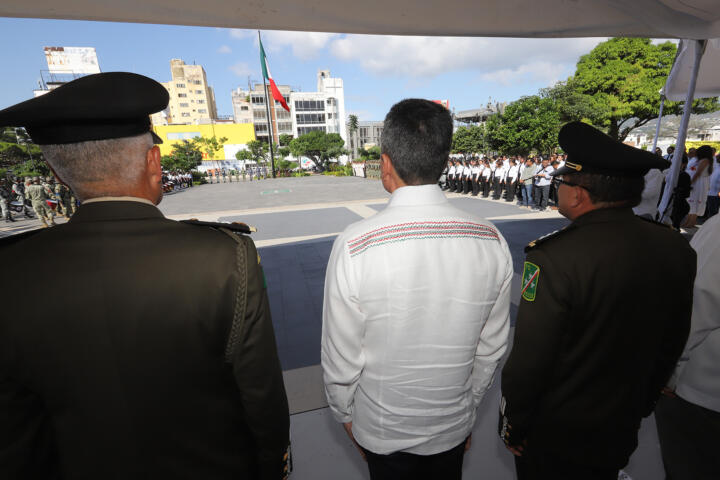 Rutilio Escandón asiste a Ceremonia de Honores a la Bandera en la Plaza Cívica Central de Tuxtla Gutiérrez