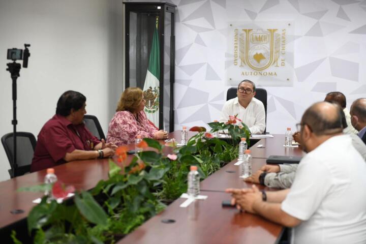 Entrega UNACH los cheques de finiquitos a docentes sindicalizados jubilados de la institución