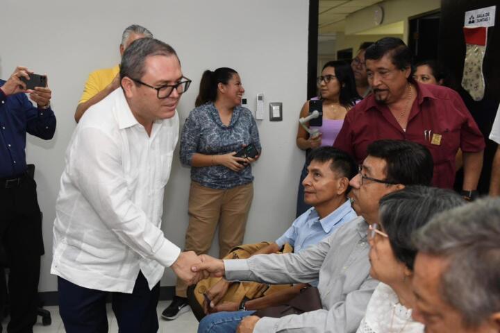 Entrega UNACH los cheques de finiquitos a docentes sindicalizados jubilados de la institución