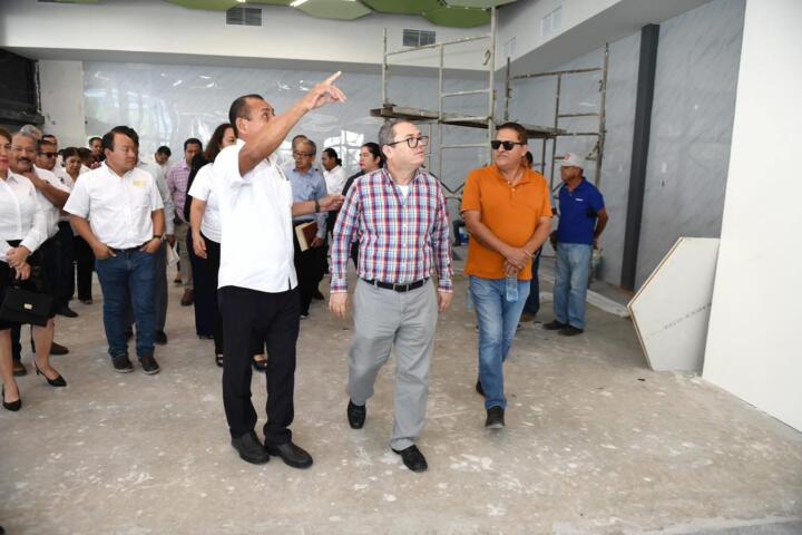 Recorre el rector de la UNACH Oswaldo Chacón Rojas instalaciones del Aula Digital Inmersiva que se construye en el Campus Tapachula