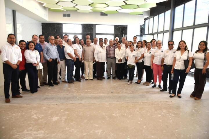 Recorre el rector de la UNACH Oswaldo Chacón Rojas instalaciones del Aula Digital Inmersiva que se construye en el Campus Tapachula