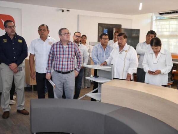 Recorre el rector de la UNACH Oswaldo Chacón Rojas instalaciones del Aula Digital Inmersiva que se construye en el Campus Tapachula