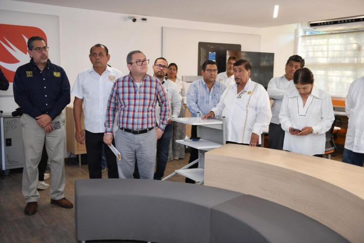 Recorre el rector de la UNACH Oswaldo Chacón Rojas instalaciones del Aula Digital Inmersiva que se construye en el Campus Tapachula