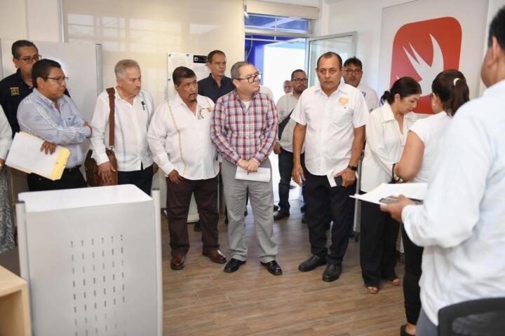 Recorre el rector de la UNACH Oswaldo Chacón Rojas instalaciones del Aula Digital Inmersiva que se construye en el Campus Tapachula