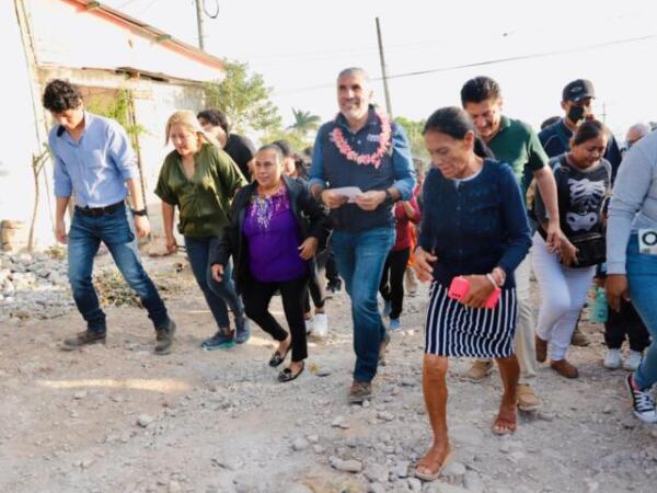 Una calle más en beneficio de familias de la colonia Las Granjas: Angel Torres