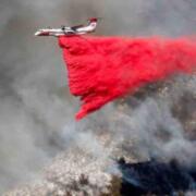 Phos-Chek: el polvo rosa que combate los incendios forestales en California