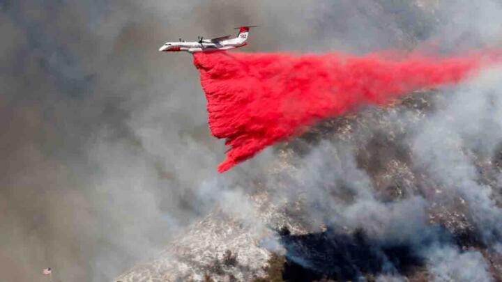 Phos-Chek: el polvo rosa que combate los incendios forestales en California