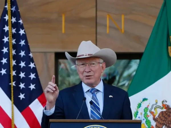 Ken Salazar arremete contra Trump por intentar renombrar el Golfo de México