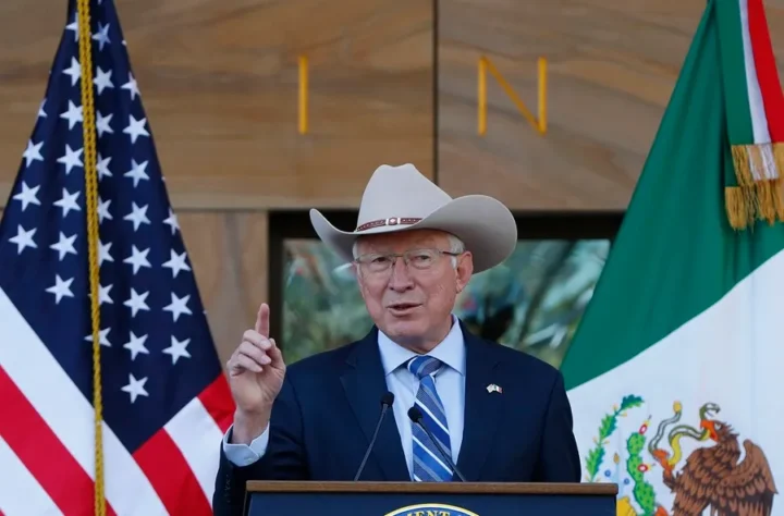 Ken Salazar arremete contra Trump por intentar renombrar el Golfo de México