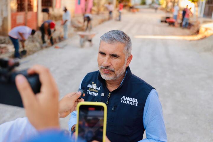 Angel Torres visita obra de pavimentación en colonia Evolución Política