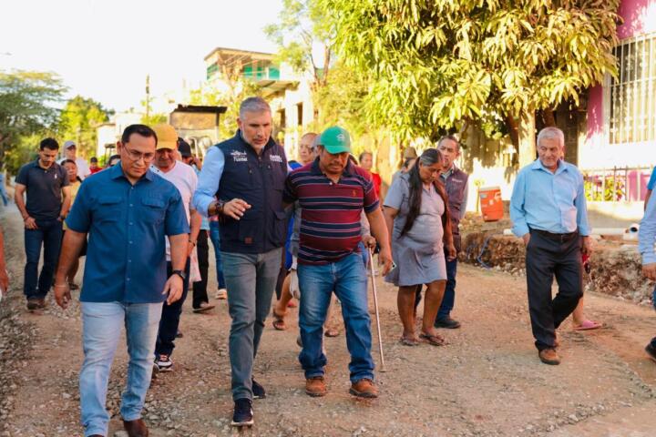 Angel Torres visita obra de pavimentación en colonia Evolución Política