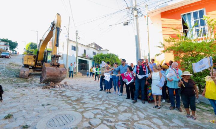 Da banderazo Angel Torres a pavimentación en colonia Las Lomas