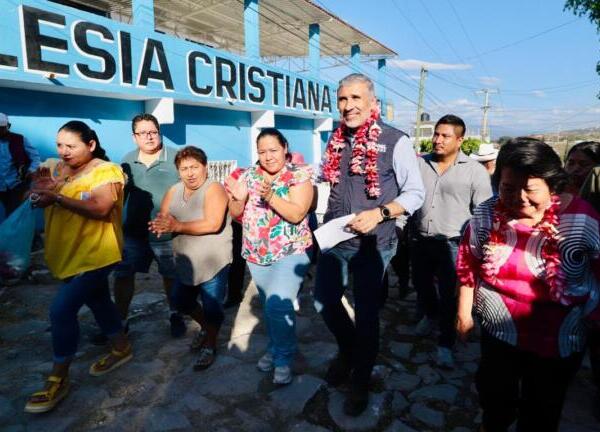 Da banderazo Angel Torres a pavimentación en colonia Las Lomas