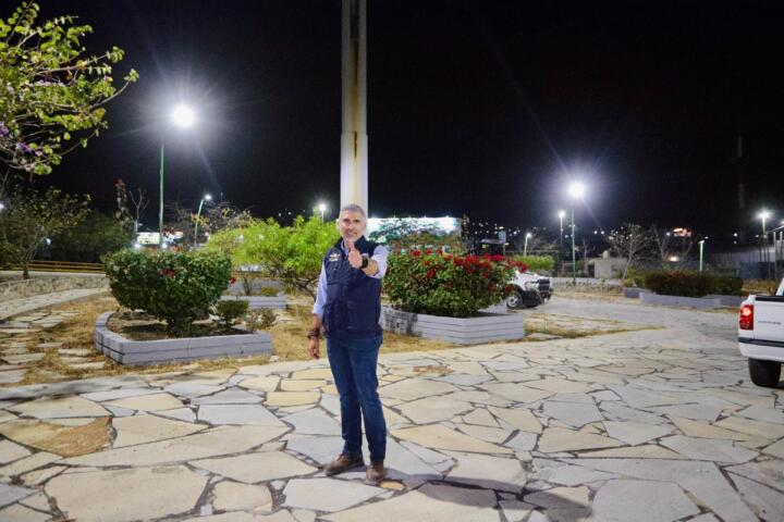 Encabeza Angel Torres rehabilitación de luminarias en el circuito del Asta Bandera