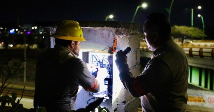 Encabeza Angel Torres rehabilitación de luminarias en el circuito del Asta Bandera