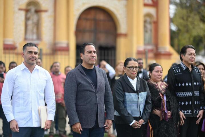 Agradece Eduardo Ramírez respaldo de la presidenta Claudia Sheinbaum para construir un Chiapas más seguro y pacífico Durante la presentación de la Estrategia de Construcción de Paz en Chiapas, encabezada por la secretaria de Gobernación, Rosa Icela Rodríguez Velázquez, y el secretario de Seguridad y Protección Ciudadana, Omar García Harfuch, en San Cristóbal de Las Casas, el gobernador Eduardo Ramírez Aguilar sostuvo que con esta iniciativa, que busca abordar las causas profundas de la violencia y promover la paz y la seguridad en las comunidades, queda de manifiesto la importancia que la entidad tiene para la Federación. El mandatario estatal reconoció el respaldo de la presidenta de México, Claudia Sheinbaum Pardo, y el acompañamiento de las instituciones en las acciones de seguridad que se han implementado en Chiapas, lo que demuestra el compromiso y el trabajo coordinado con el Gobierno Federal para construir un estado más seguro y pacífico. “Cómo no querer a nuestra presidenta Claudia Sheinbaum, con ese sentido humano que le está impregnando a Chiapas y a su gobierno, por eso nos sentimos orgullosos de ella. Ya tiene su espacio ganado en la historia, pero sobre todo, tiene un espacio ganado en el corazón de Chiapas", expresó. Tras reafirmar el compromiso de abordar la migración desde una perspectiva humanitaria frente las amenazas del próximo gobierno de Estados Unidos, Ramírez Aguilar afirmó que en las comunidades se están atendiendo las causas, a través de las políticas federales que buscan garantizar mejores servicios de salud, oportunidades de educación, empleos y otros rubros que abonen al bienestar a la población, lo que contribuirá a la construcción de la paz. Asimismo, resaltó que gracias a los programas Cero Corrupción, implementado por la Secretaría de Seguridad del Pueblo; y Cero Impunidad, de la Fiscalía General del Estado, junto con la coordinación entre las instituciones de seguridad y procuración de justicia a nivel federal y estatal, se ha logrado reducir la delincuencia en Chiapas en los primeros 30 días de su gobierno. En su intervención, la secretaria de Gobernación, Rosa Icela Rodríguez Velázquez, destacó los avances en Chiapas en materia de seguridad y procuración de justicia, a un mes del gobierno de Eduardo Ramírez, con quien, dijo, seguirán sumando esfuerzos para atender, de fondo y sin pretexto alguno, las causas que generan la violencia, como la pobreza y la desigualdad. “Se trata de sumar a todas y todos, no importa la religión ni colores, porque lo más importante es la paz y la tranquilidad de las y los chiapanecos. No todo se arregla con policías, sino también con programas, apoyos, educación y mediante el desarme voluntario. Vamos a estar agarrando el toro por los cuernos, sin permitir que la flojera y la desidia puedan más”, apuntó. El secretario de Seguridad y Protección Ciudadana, Omar García Harfuch, resaltó la colaboración que mantiene con el gobernador Eduardo Ramírez en esta materia, al destacar la forma correcta en la que la administración estatal ha orientado la estrategia de paz. “No se puede reducir los delitos si no se detiene a los delincuentes, y eso lo ha entendido bien el gobernador de Chiapas”, acotó. Por su parte, el secretario de Educación Pública, Mario Delgado Carrillo, indicó que en esta misión, la educación es un pilar fundamental, por lo que anunció que con el programa La Escuela es Nuestra, en este 2025 se atenderá a más de 8 mil escuelas de educación básica y 594 preparatorias, aunado a la dispersión de más de 12 mil millones de pesos en becas, y la distribución de guías para padres y madres de familia, que permita a la niñez y juventud que se alejen de los vicios y adicciones. El secretario del Trabajo y Previsión Social, Marath Bolaños López, subrayó el compromiso de seguir abonando a la paz y la justicia, mediante el programa Jóvenes Construyendo el Futuro, el cual garantiza el derecho de las y los jóvenes entre 18 y 29 años a tener nuevas oportunidades de desarrollo laboral. El subsecretario de Derechos Humanos, Población y Migración de la Secretaría de Gobernación, Arturo Medina Padilla y el secretario de Salud, David Kershenobich Stalnikowitz coincidieron al subrayar que para llevar a cabo esta estrategia, se trabaja en conjunto entre 29 dependencias del Gobierno Federal e instancias estatales y municipales, y de la sociedad civil para acercar y mejorar los servicios de salud, el acceso al trabajo y bienestar, así como el apoyo a las iniciativas culturales, entre otros. El obispo de la Arquidiócesis de San Cristóbal de Las Casas, Rodrigo Aguilar Martínez, invitó a las y los funcionarios a entregar generosamente sus capacidades y ofrecerlas a favor de las personas, sobre todo a las más necesitadas, para que también ellas puedan ser constructoras activas de la paz. A su vez, la partera indígena Amelia Santiz Gómez destacó que su vocación le ha enseñado a defender y proteger la vida, y mantener la solidaridad como una fuerza invisible y poderosa para que las comunidades sean más fuertes y vivan en paz. Finalmente, la alcaldesa de San Cristóbal de Las Casas, Fabiola Ricci Diestel, señaló que esta estrategia es un llamado para que todas y todos contribuyan a transformar la realidad y sembrar la semilla de una paz que perdure para las futuras generaciones. En este evento estuvieron presentes: Sofía Espinoza Abarca; el coordinador general de Programas para el Bienestar, Carlos Torres Rosas; el titular de la Coordinación para la Atención Integral de la Migración en la Frontera Sur, Hazael Ruiz Ortega; la titular de la Unidad de Asuntos Religiosos de la Secretaría de Gobernación (Segob), Clara Luz Flores; el titular de Derechos Humanos de la Segob, Froylán Enciso; el jefe de Estado Mayor General de la Armada, almirante José Manuel Salinas Pérez. Asimismo, el representante de Presidencia en Chiapas, Antonio Santos Romero; la coordinadora de la Estrategia de Construcción de Paz en Chiapas en Territorio de la Segob, Irene Álvarez; el subsecretario de la Segob, César Yáñez Centeno; la titular de la Comisión Nacional de Búsqueda, Teresa Guadalupe Reyes Sahagún; la titular del Sistema Nacional DIF, María del Rocío García Pérez; y el titular de CFE Internet para Todos, Emiliano Calderón Mercado. El comandante de la Séptima Región Militar, José Joaquín Jiménez Cueto; el comandante de la 31 Zona Militar, Román Villalvazo Barrios; el representante de la 22 Zona Naval, Jorge Medina; el secretario de Seguridad del Pueblo, Óscar Alberto Aparicio Avendaño; el fiscal general del Estado, Jorge Luis Llaven Abarca; la secretaria general de Gobierno y Mediación, Patricia Conde Ruiz; la senadora Edith López Hernández; el senador Luis Armando Melgar Bravo; el diputado federal Emilio Ramón Ramírez Guzmán; y el cuarto regidor de San Cristóbal de Las Casas, Fidel Kalax Ruiz Burguete. La directora general de Financiera para el Bienestar, María del Rocío Mejía Flores; el encargado del Despacho de la Comisión para el Diálogo con los Pueblos Indígenas de México, Óscar Banda González; la delegada de Bienestar en Chiapas, Manuela Obrador Narváez; el supervisor médico del IMSS Bienestar Chiapas, Saúl Madrid; el titular del Órgano de Operación Administrativa Desconcentrada del IMSS Chiapas, Hermilo Domínguez Zárate; así como representantes del Instituto Nacional de Pueblos Indígenas, de la Secretaría de Agricultura y Desarrollo Rural, de la Procuraduría Agraria, y de la Secretaría de Desarrollo Agrario, Territorial y Urbano.