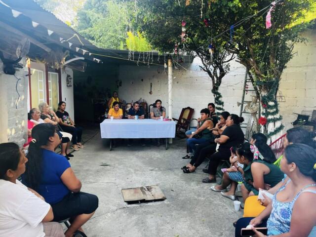 Javier Jiménez se reúne con habitantes de Villa Comaltitlán para atender sus necesidades