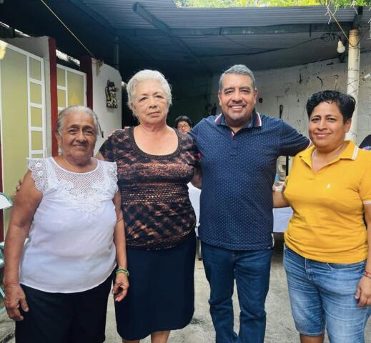 Javier Jiménez se reúne con habitantes de Villa Comaltitlán para atender sus necesidades