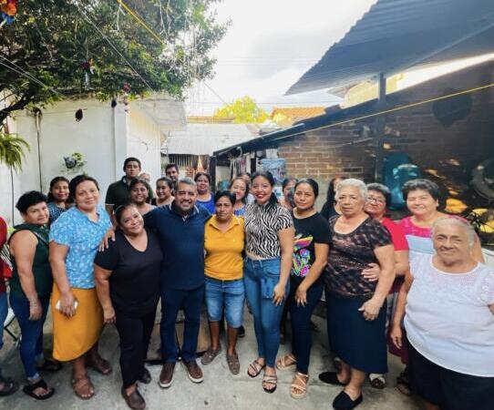 Javier Jiménez se reúne con habitantes de Villa Comaltitlán para atender sus necesidades