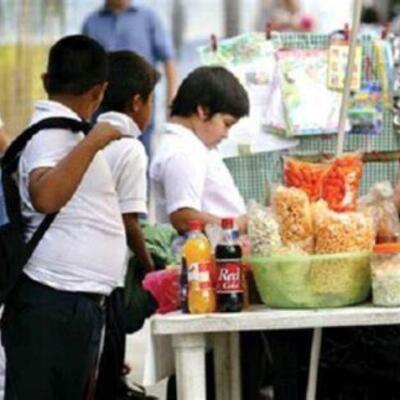 México prohibirá la venta de comida chatarra en escuelas a partir de marzo de 2025