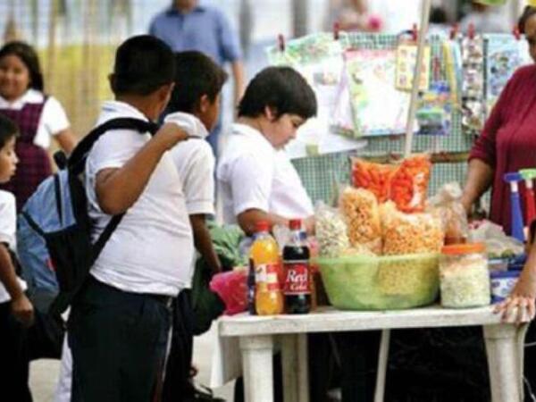 México prohibirá la venta de comida chatarra en escuelas a partir de marzo de 2025