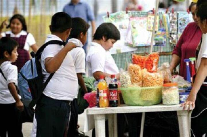 México prohibirá la venta de comida chatarra en escuelas a partir de marzo de 2025