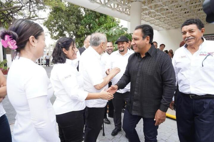 Eduardo Ramírez reconoce labor del personal del Laboratorio Estatal de Salud Pública