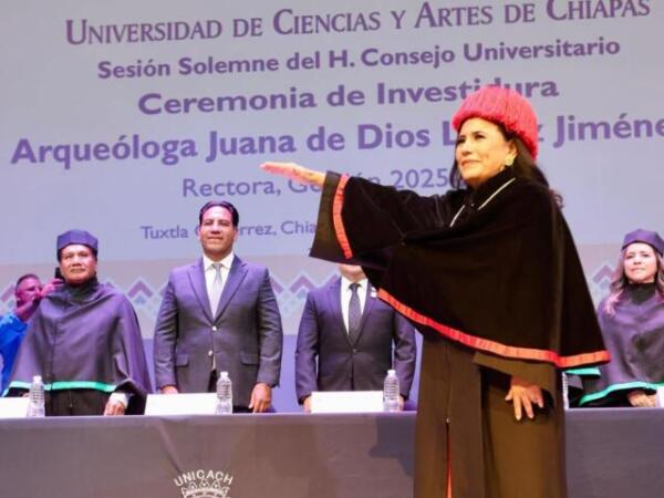 Investidura a arqueóloga, como rectora de UNICACH