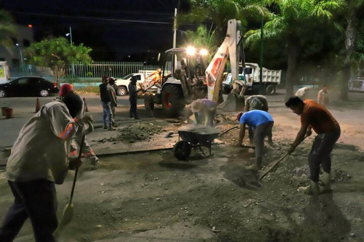 Impulsa Ayuntamiento de Tuxtla bacheo nocturno en el fraccionamiento Las Torres