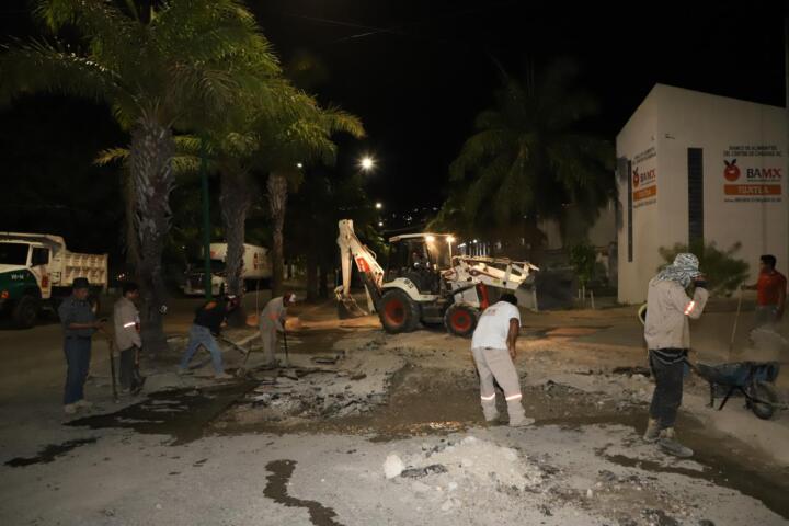 Impulsa Ayuntamiento de Tuxtla bacheo nocturno en el fraccionamiento Las Torres