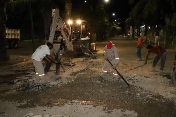 Impulsa Ayuntamiento de Tuxtla bacheo nocturno en el fraccionamiento Las Torres