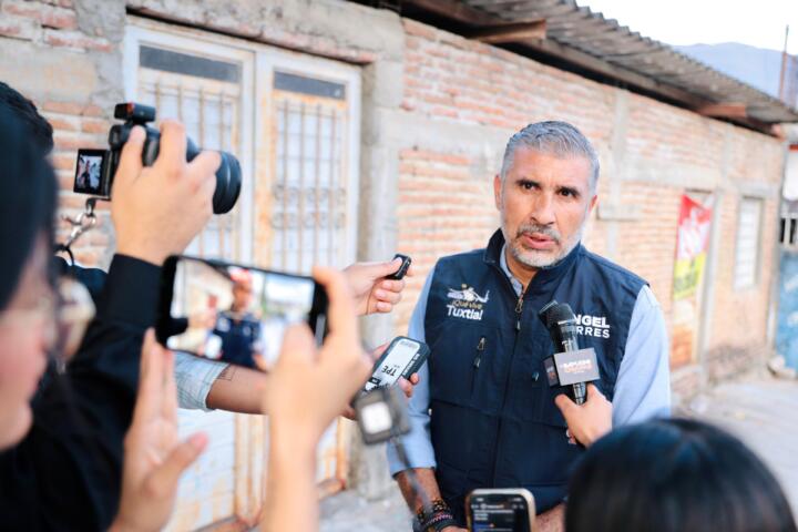 Anuncia Angel Torres más calles en colonias de Tuxtla