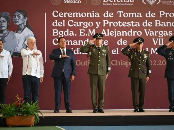 Atestigua Eduardo Ramírez toma de protesta de Alejandro Vargas González como comandante de la VII Región Militar