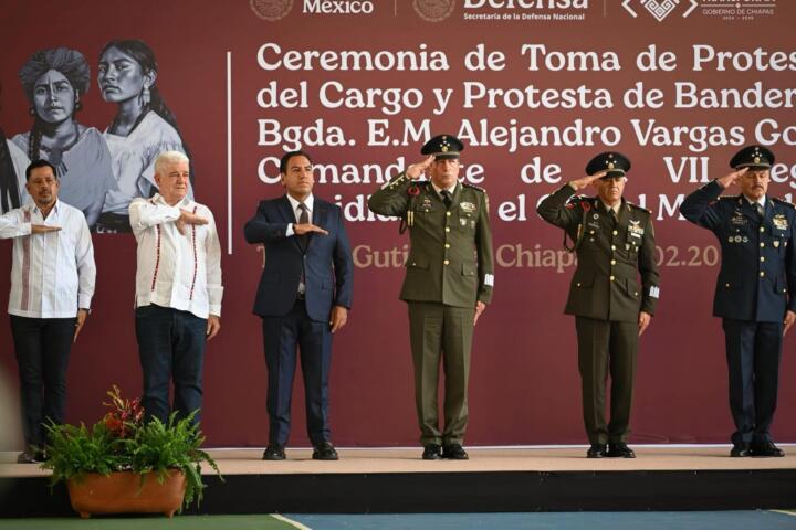 Atestigua Eduardo Ramírez toma de protesta de Alejandro Vargas González como comandante de la VII Región Militar