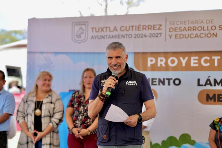 Almacenamiento Seguro y Láminas para una Mejor Vivienda, siguen llegando a más colonias de Tuxtla: Angel Torres