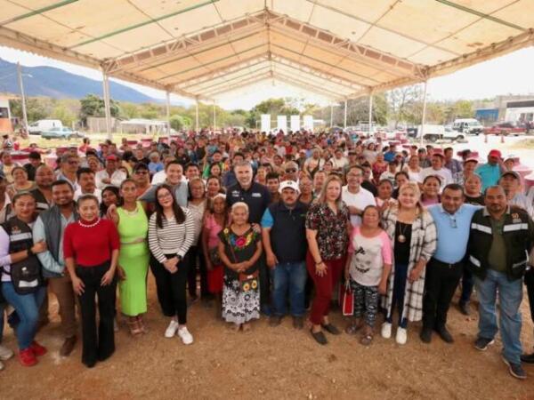 Almacenamiento Seguro y Láminas para una Mejor Vivienda, siguen llegando a más colonias de Tuxtla: Angel Torres