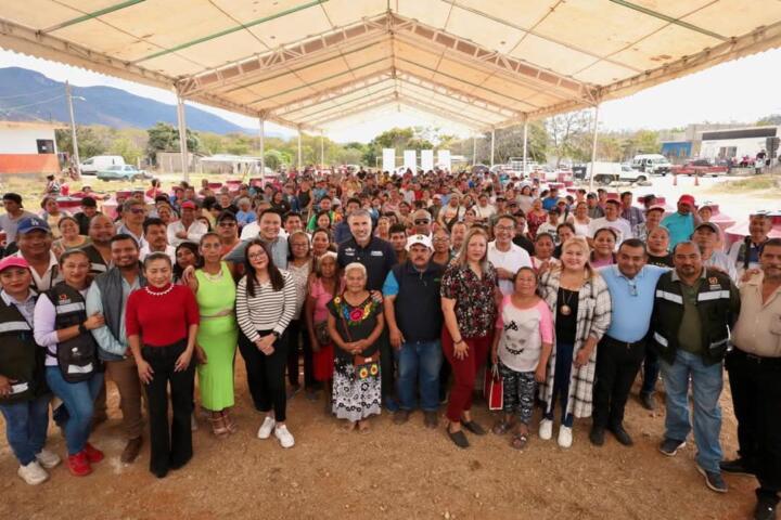 Almacenamiento Seguro y Láminas para una Mejor Vivienda, siguen llegando a más colonias de Tuxtla: Angel Torres