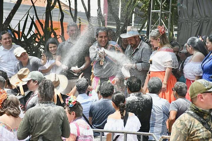 Javier Jiménez celebra el Carnaval Zoque Coiteco 2025 junto al gobernador Eduardo Ramírez