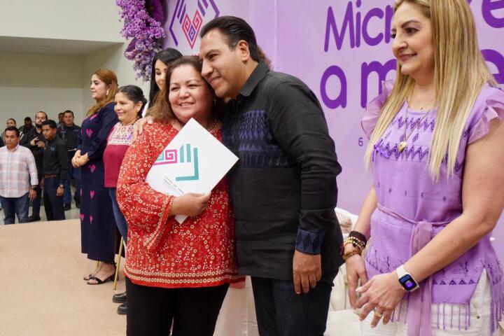 Eduardo Ramírez impulsa autonomía económica de mujeres con entrega de microcréditos
