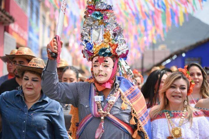 Eduardo Ramírez y el pueblo de Ocozocoautla viven el Carnaval Zoque Coiteco