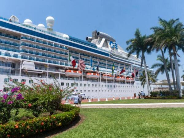 Puerto Chiapas da la bienvenida a más de 2 mil 700 turistas internacionales del crucero Coral Princess