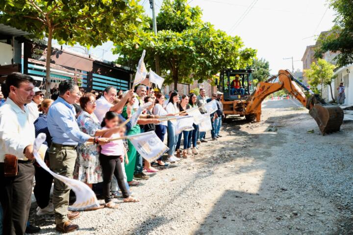 Arrancamos una calle más en beneficio de familias de La Misión: Angel Torres