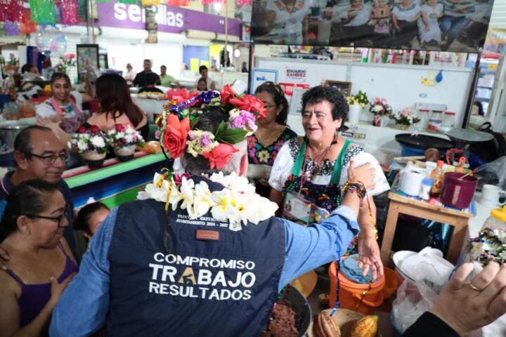 Celebran familias tuxtlecas Día del Pozol en mercados públicos