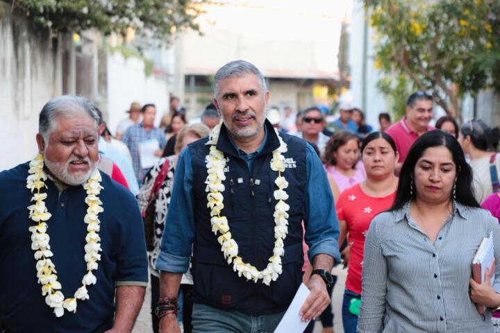 Continuamos pavimentando calles en colonias de Tuxtla: Angel Torres