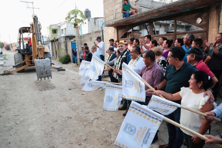 Continuamos pavimentando calles en colonias de Tuxtla: Angel Torres