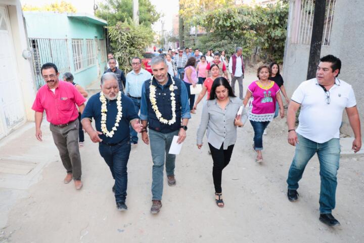 Continuamos pavimentando calles en colonias de Tuxtla: Angel Torres